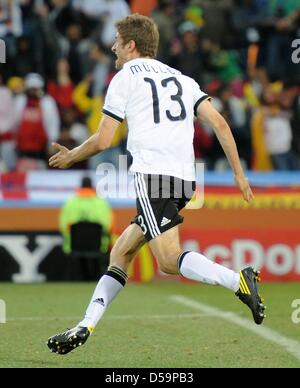 Germania Thomas Müller celebra il punteggio durante la Coppa del Mondo FIFA 2010 Round di sedici match tra Germania e Inghilterra al Free State Stadium di Bloemfontein, Sud Africa 27 Giugno 2010. Foto: Marcus Brandt dpa - Si prega di fare riferimento a http://dpaq.de/FIFA-WM2010-TC Foto Stock