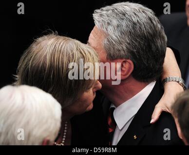 Commissario federale per la Stasi archivi Marianne Birthler (C) abbraccia il candidato Joachim Gauck all'elezione del Presidente della Repubblica federale tedesca dopo l annuncio del risultato della votazione a Berlino (Germania), 30 giugno 2010. Nessun candidato ha ottenuto la maggioranza definitive nel secondo turno di votazione. Foto: Hannibal Hanschke Foto Stock