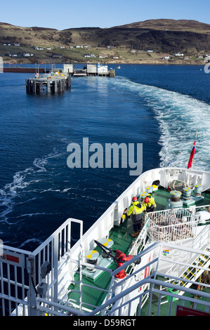 Caledonian MacBrayne marinai a bordo della MV Finlaggan uscire da Uig Isola di Skye in Scozia UK Europa Foto Stock