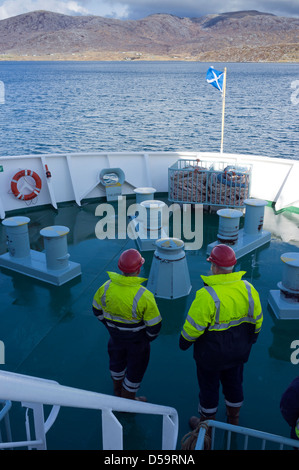 Caledonian MacBrayne marinai a bordo della MV Finlaggan preparazione al dock a Tarbet Isle of Harris Scozia UK Europa Foto Stock