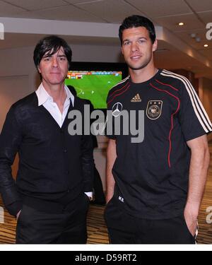 Coppa del Mondo 2010 - I feriti il capitano della nazionale tedesca di calcio Michael Ballack (R) incontra il tedesco allenatore federale Joachim Loew (L) nell'hotel sole del sud di Città del Capo in Sud Africa, 01 luglio 2010. Foto: Foto stampa: ULMER/ Michael Kienzler dpa Foto Stock