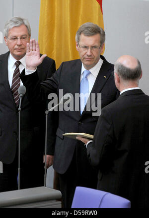 Il nuovo Presidente della Repubblica federale di Germania Christian Wulff (Cristiana Unione Democratica) (C) giura il giuramento ufficiale sulla costituzione in presenza del Presidente del Bundestag Norbert Lammert (CDU) (R) e presidente del Bundesrat Jens Boehrnsen (L) nella parte anteriore di entrambe le Camere del Parlamento presso il Bundestag a Berlino, Germania, 02 luglio 2010. L'ex Bassa Sassonia Ministropresidente era stato e Foto Stock