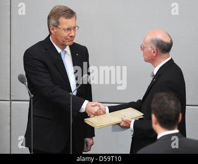 Il nuovo Presidente della Repubblica federale di Germania Christian Wulff (L) riceve le congratulazioni del Presidente del Bundestag Norbert Lammert nella parte anteriore assemblata dell'membri del Bundestag e del Consiglio federale di Berlino in Germania il 2 luglio 2010. Prima, l'ex primo ministro del Land della Bassa Sassonia Wulff impegnato suo giuramento di ufficio. Foto: Rainer Jensen Foto Stock