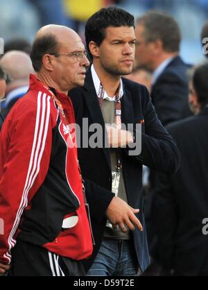 In Germania i feriti della capitano Michael Ballack (R) prima della Coppa del Mondo FIFA 2010 quarterfinal match tra Argentina e Germania alla stadio Green Point di Città del Capo in Sud Africa, 03 luglio 2010. Foto: Bernd Weissbrod dpa - Si prega di fare riferimento a http://dpaq.de/FIFA-WM2010-TC +++(c) dpa - Bildfunk+++ Foto Stock