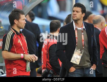 In Germania i feriti della capitano Michael Ballack (R) prima della Coppa del Mondo FIFA 2010 quarterfinal match tra Argentina e Germania alla stadio Green Point di Città del Capo in Sud Africa, 03 luglio 2010. Foto: Bernd Weissbrod dpa - Si prega di fare riferimento a http://dpaq.de/FIFA-WM2010-TC Foto Stock