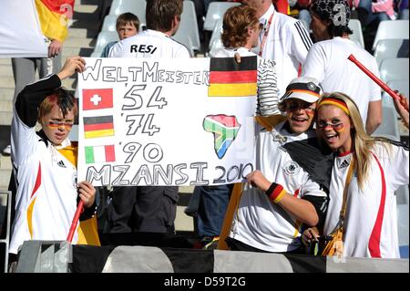 Tifosi tedeschi celebra sul supporto prima della Coppa del Mondo FIFA 2010 quarterfinal match tra Argentina e Germania alla stadio Green Point di Città del Capo in Sud Africa, 03 luglio 2010. Foto: Marcus Brandt dpa - Si prega di fare riferimento a http://dpaq.de/FIFA-WM2010-TC Foto Stock