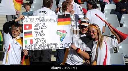 Tifosi tedeschi celebra sul supporto prima della Coppa del Mondo FIFA 2010 quarterfinal match tra Argentina e Germania alla stadio Green Point di Città del Capo in Sud Africa, 03 luglio 2010. Foto: Marcus Brandt dpa - Si prega di fare riferimento a http://dpaq.de/FIFA-WM2010-TC +++(c) dpa - Bildfunk+++ Foto Stock