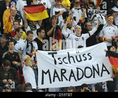 Tifosi tedeschi di tenere un banner che recita "Tschüss Maradona' (Addio Maradona) sul supporto dopo la Coppa del Mondo FIFA 2010 quarterfinal match tra Argentina e Germania alla stadio Green Point di Città del Capo in Sud Africa, 03 luglio 2010. Foto: Marcus Brandt dpa - Si prega di fare riferimento a http://dpaq.de/FIFA-WM2010-TC +++(c) dpa - Bildfunk+++ Foto Stock