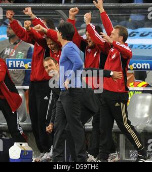 Allenatore tedesco Joachim Loew, assistant coach Hans-Dieter Flick (CL), portiere coach Andreas Köpke (R) e il team medico Hans-Wilhelm Müller G. Wohlfart (seconda R) celebrare dopo la Coppa del Mondo FIFA 2010 quarterfinal match tra Argentina e Germania alla stadio Green Point di Città del Capo in Sud Africa, 03 luglio 2010. Foto: Marcus Brandt dpa - Si prega di fare riferimento a http://dpaq.de/FIFA-WM201 Foto Stock