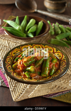 Bamia okra stufata in piccante salsa di pomodoro Foto Stock