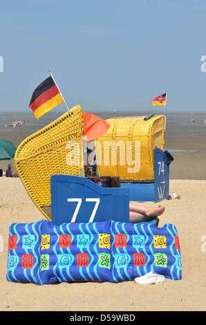 Ein Ehepaar aus Hannover sitzt am Samstag (03.07.2010) in einem Strandkorb mit Deutschland Fahne am Strand in Cuxhaven-Duhnen. Foto: Carmen Jaspersen dpa/L  Foto Stock