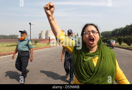 Dacca in Bangladesh. Il 27 marzo 2013. Bangladesh Partito Nazionalista (BNP) il Parlamento stati gridare slogan di fronte al Parlamento durante un nationwide strike chiamato dall opposizione Bangladesh Partito Nazionalista (BNP) in segno di protesta contro la detenzione dei loro leader, a Dhaka il 27 marzo 2013. La BNP e i suoi alleati applicate una 36 ore di sciopero generale in tutto il paese principalmente per chiedere il rilascio di più di 150 dei loro leader e attivisti arrestati prima di questo mese.Â©Monirul Alam (immagine di credito: credito: Monirul Alam/ZUMAPRESS.com/Alamy Live News) Foto Stock