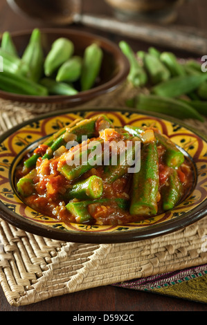 Bamia okra stufata in piccante salsa di pomodoro Foto Stock