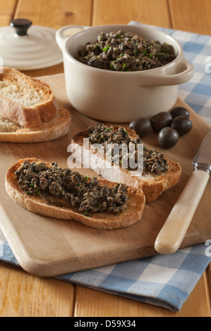 Nero oliva tapenade sul pane francese tostato Foto Stock