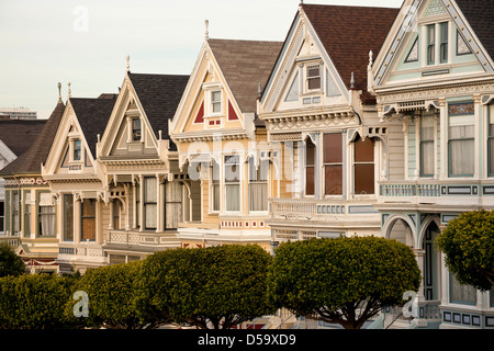 Case in stile Vittoriano dipinto onorevoli a Alamo Square, San Francisco, California, Stati Uniti d'America, STATI UNITI D'AMERICA Foto Stock