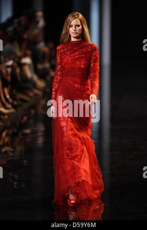 Un modello indossa una creazione come parte di Elie Saab Haute Couture autunno inverno 2010/2011 collezione presentata durante il Paris Haute Couture della settimana della moda di Parigi, Francia, 07 luglio 2010. La presentazione dell'Autunno-Inverno 2010/11 collezioni ha luogo dal 05 al 08 luglio. Foto: Hendrik Ballhausen Foto Stock