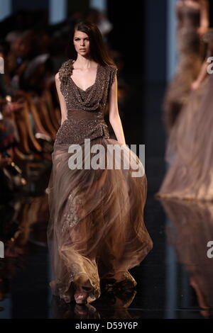Un modello indossa una creazione come parte di Elie Saab Haute Couture autunno inverno 2010/2011 collezione presentata durante il Paris Haute Couture della settimana della moda di Parigi, Francia, 07 luglio 2010. La presentazione dell'Autunno-Inverno 2010/11 collezioni ha luogo dal 05 al 08 luglio. Foto: Hendrik Ballhausen Foto Stock