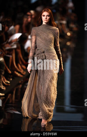 Un modello indossa una creazione come parte di Elie Saab Haute Couture autunno inverno 2010/2011 collezione presentata durante il Paris Haute Couture della settimana della moda di Parigi, Francia, 07 luglio 2010. La presentazione dell'Autunno-Inverno 2010/11 collezioni ha luogo dal 05 al 08 luglio. Foto: Hendrik Ballhausen Foto Stock