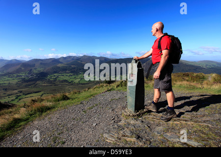 Maschio adulto walker, Vertice Cairn su Dodd cadde, Keswick, Parco Nazionale del Distretto dei Laghi, Cumbria, England, Regno Unito Foto Stock