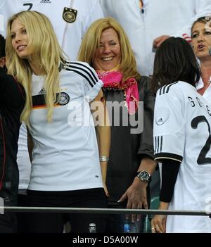 Daniela Loew (C con sciarpa rosa), la moglie di headcoach tedesco Joachim Loew, Sarah Brandner (L), fidanzata di Bastian SCHWEINSTEIGER e Silvia Meichel (2R), fidanzata di Mario GOMEZ, sul supporto prima della Coppa del Mondo FIFA 2010 semi-match finale tra la Germania e la Spagna a Durban Stadium di Durban, Sud Africa, 07 luglio 2010. Foto: Marcus Brandt dpa - Si prega di fare riferimento a htt Foto Stock