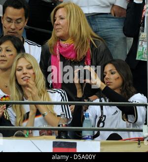 Daniela Loew (C con sciarpa rosa), la moglie di headcoach tedesco Joachim Loew, Sarah Brandner (L), fidanzata di Bastian SCHWEINSTEIGER e Silvia Meichel (R), fidanzata di Mario GOMEZ, sul supporto prima della Coppa del Mondo FIFA 2010 semi-match finale tra la Germania e la Spagna a Durban Stadium di Durban, Sud Africa, 07 luglio 2010. Foto: Marcus Brandt dpa - Si prega di fare riferimento a http:// Foto Stock