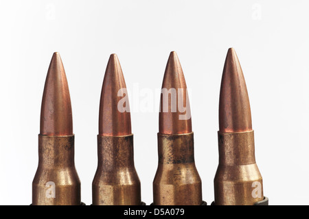 Fila di proiettili di fucile su sfondo bianco. Foto Stock