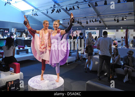 Le prestazioni degli artisti Linn Borell (L) e Christine Theveffen (R) pongono in corredo progettato dall'etichetta 'Frey Wille' nella tenda principale della Casa di Stoccarda con la settimana della moda a Bebelplatz a Berlino (Germania), 9 luglio 2010. Nel corso della settimana della moda a Berlino, tendenze per la prossima stagione Primavera/Estate 2011 vengono presentati. Foto: SOEREN STACHE Foto Stock