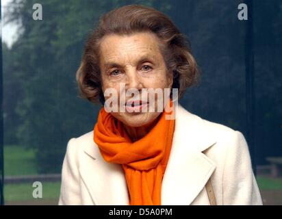 (File-dpa)- una foto datata 13 giugno 2004 mostra l'L'Oreal- patriarca Liliane Bettencourt in una mostra a Krefeld, Germania. Il 81 enne erede del cosmetico corporate del gruppo L'Oreal - doughter del fondatore dell'azienda possiede il 27,5 per cento dell'azienda. Foto: Horst Ossinger Foto Stock