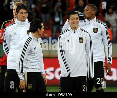 La Germania Manuel Neuer (L-R), Mario Gomez Piotr Trochowski, Mesut Oezil e Jerome Boateng celebrare dopo la Coppa del Mondo FIFA 2010 terzo posto match tra Uruguay e Germania al Nelson Mandela Bay Stadium di Port Elizabeth, Sud Africa, 10 luglio 2010. La Germania ha vinto 3:2. Foto: Marcus Brandt dpa - Si prega di fare riferimento a http://dpaq.de/FIFA-WM2010-TC +++(c) dpa - Bildfunk+++ Foto Stock