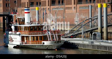 Battello a vapore "Freya' è ormeggiata al porto per navi tradizionali ad Amburgo, Germania, 27 marzo 2013. Più di cento anni di battelli a vapore avrà inizio delle visite guidate del porto di Amburgo e mezza giornata di gite sul fiume Elba il 30 marzo 2013. Foto: Sven Hoppe Foto Stock