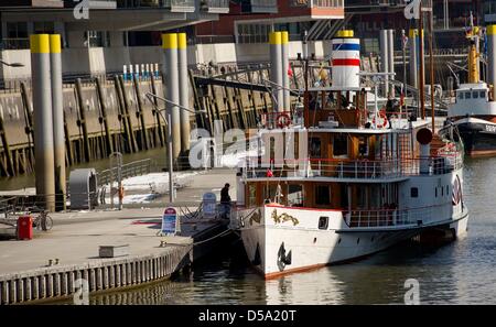 Battello a vapore "Freya' è ormeggiata al porto per navi tradizionali ad Amburgo, Germania, 27 marzo 2013. Più di cento anni di battelli a vapore avrà inizio delle visite guidate del porto di Amburgo e mezza giornata di gite sul fiume Elba il 30 marzo 2013. Foto: Sven Hoppe Foto Stock