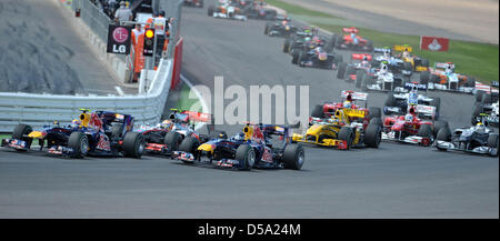 Der australische Formel-1-Rennfahrer Mark Webber von Red Bull (l) Ÿberholt am Sonntag (11.07.2010) nach dem im Start Gro§en Preis von Gro§britannien a Silverstone in Inghilterra seinen Teamkollegen den deutschen Sebastian Vettel (r). Foto: Carmen Jaspersen dpa Foto Stock