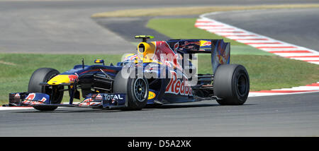 Der australische Formel-1-Rennfahrer Mark Webber von Red Bull am Freitag (09.07.2010) beim zweiten formazione auf der Rennstrecke a Silverstone in Inghilterra. Am Wochenende avviato mit dem Gro§en Preis von Gro§britannien das zehnte Rennen der Formel-1-Saison 2010. Foto: Carmen Jaspersen dpa Foto Stock