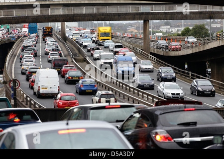 Un ingorgo sull'autostrada M8 e Kingston Bridge Approach strade nel centro della città di Glasgow, Scotland, Regno Unito Foto Stock