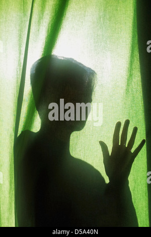 La donna dietro la cortina Foto Stock