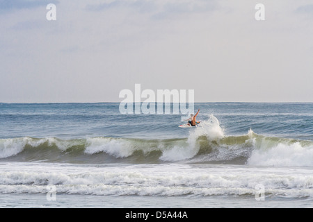 Surf a Playa Santa Teresa, Puntarenas Provincia Costa Rica. Foto Stock