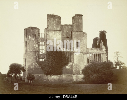 Il castello di Kenilworth nel Warwickshire, Inghilterra, presenta il Leicester Building con le sue distintive finestre a bovindo. L'architettura del castello è un esempio importante di design medievale e patrimonio inglese. Foto Stock