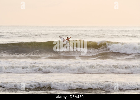 Surf a Playa Santa Teresa, Puntarenas Provincia Costa Rica. Foto Stock