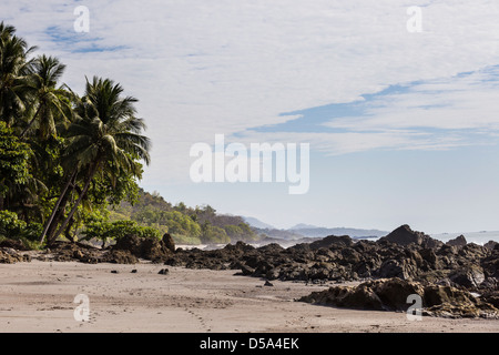 Costa rocciosa di Playa Montezuma in Puntarenas Provincia di Costa Rica. Foto Stock