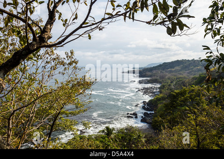 La costa rocciosa di Playa Montezuma, Puntarenas Provincia, Costa Rica. Foto Stock