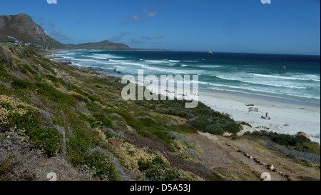 Surfer in una spiaggia a Table Mountain National Park, Cape Peninsula, sud africa Foto Stock