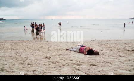 La mattina dopo tutta la notte Full Moon Party a Koh Phangan di Thailandia, 2011. Foto Stock