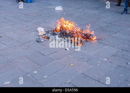 La tradizionale celebrazione ecuadoriana del vecchio anno andando fuori, chiamato "Año Viejo" è rappresentato dalla combustione effigie umana. Foto Stock