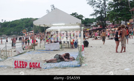 La mattina dopo tutta la notte Full Moon Party a Koh Phangan di Thailandia, 2011. Foto Stock