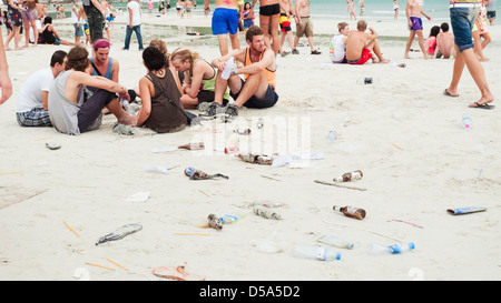 La mattina dopo tutta la notte Full Moon Party a Koh Phangan di Thailandia, 2011. Foto Stock