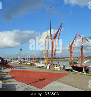 Paesaggio invernale sul fiume Blackwater a Hythe Quay vele dalle chiatte del Tamigi in cielo blu e nuvole di lana di cotone bianco Maldon Essex UK Foto Stock