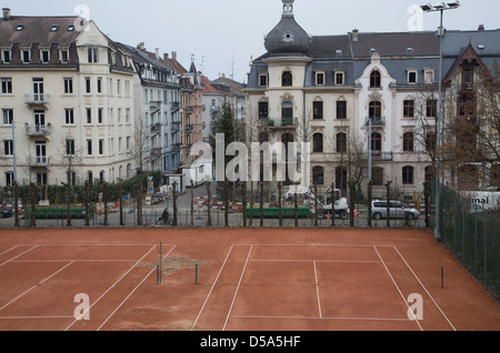 Una foto che mostra le case e campi da tennis a Basilea in Svizzera Foto Stock