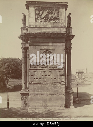 Una fotografia del lato sinistro dell'Arco di Costantino, situato nel foro Romano, che mostra i suoi bassorilievi e le colonne trionfali. Foto Stock