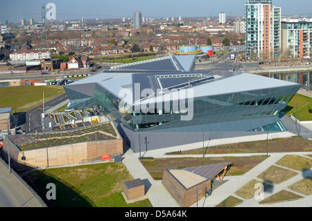 Vista aerea edificio moderno in cristallo con mostre didattiche e mostre Sullo sviluppo sostenibile delle città da parte di Siemens business nella zona est di Londra Inghilterra Regno Unito Foto Stock