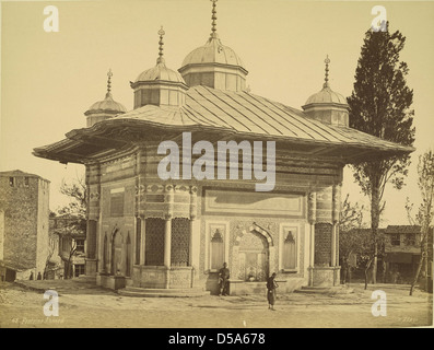 La Fontana del sultano Ahmet III è un importante punto di riferimento a Istanbul, Turchia, situato nel quartiere di Sultanahmet. Fu costruita all'inizio del XVIII secolo durante il regno del sultano Ahmed III. La fontana è nota per il suo intricato design ottomano e serve come caratteristica chiave del paesaggio urbano storico della città. E' situato vicino alla Basilica di Santa Sofia e alla Moschea Blu, due dei monumenti piu' famosi di Istanbul. Foto Stock